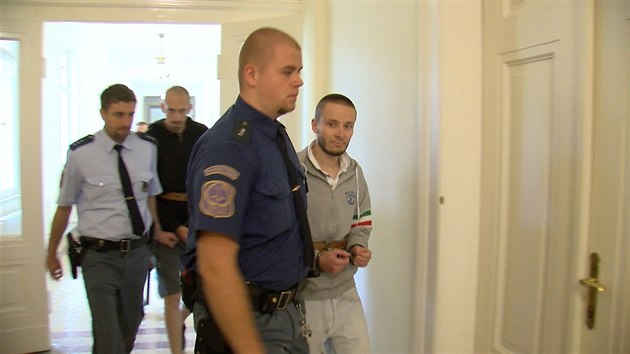 Lukáš Ludvík (vepředu) je obviněný ze surových přepadení, znásilnění, loupeže a řady dalších deliktů. Za ním jde jeho komplic František Úlehla (3.10.2016).