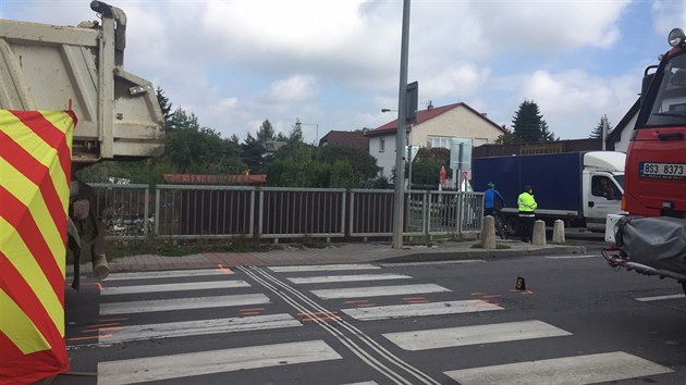 V jezdu nad Lesy se stetl nkladn vz s chodkyn, ta zrannm na mst podlehla (7.10.2016).