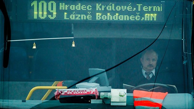 Řidiči autobusů vítali ráno cestující v Královéhradeckém kraji ve žlutých či oranžových reflexních vestách (5.1.2016).