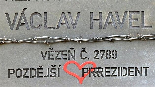 Odhalen pamtn desky Vclava Havla na zdi vznice v Plzni na Borech. (5. jna 2016)