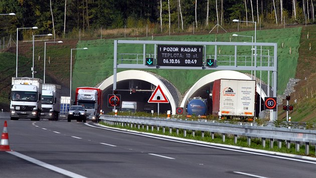 Obchvat Plzně se otevíral 6. října 2006, ve stejný den projeli první motoristé i tunelem Valík. (6. října 2006)