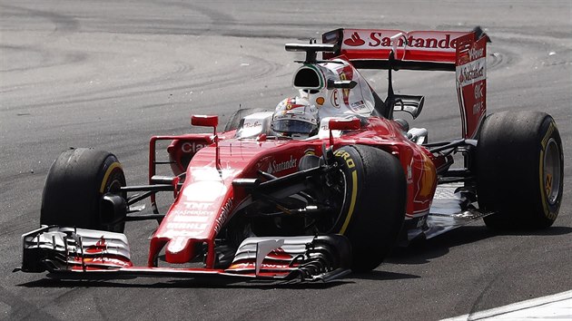 Pro Sebastiana Vettela z Ferarri skonila Velk cena Malajsie krtce po startu.