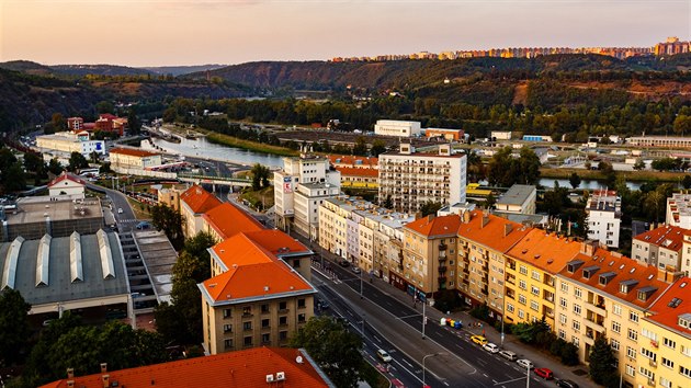 Pohled severn�m sm�rem do vltavsk�ho �dol� a na Podho��. Vlevo v pop�ed� obl� st�echa n�kdej��ch dejvick�ch autobusov�ch gar��, dnes p�ebudovan�ch na parkovi�t�. V ohybu �eky C�sa�sk� ostrov s Centr�ln� �ist�rnou odpadn�ch vod. Na obzoru s�dli�t� Bohnice. (8. listopadu 2016)