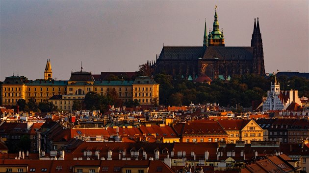 Pražský hrad, netradičně viděný od severu. V rozlehlé budově s okrovou fasádou sídlí ministerstvo obrany. (8. listopadu 2016)