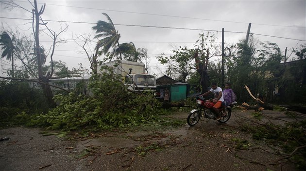 Hurikn Matthew na zpadnm pobe Haiti zpsobil zplavy a sesuvy pdy (5. jna 2016).