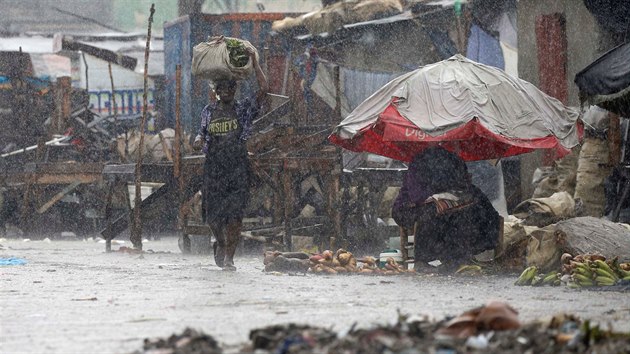 Hurikn Matthew na zpadnm pobe Haiti zpsobil zplavy a sesuvy pdy (5. jna 2016).