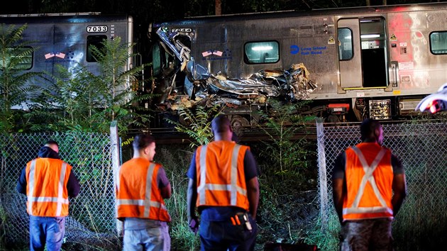 Vlak se v New Yorku srazil s dreznou a vykolejil, nehoda si vydala destky zrannch (9. jna 2016).