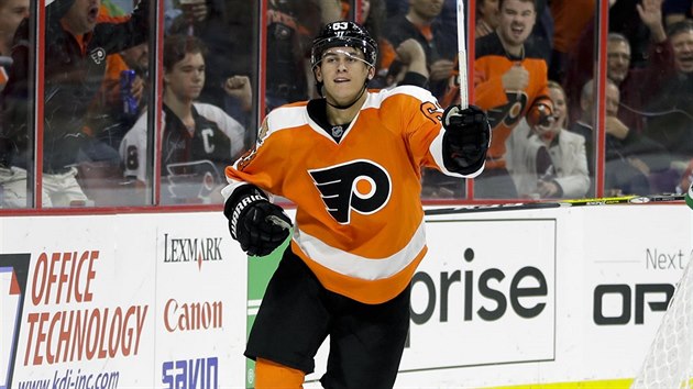 Travis Konecny z Philadelphie se raduje z glu.