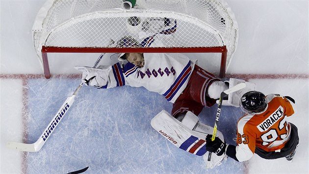 Jakub Vorek (93) z Philadelphie prv pekonal branke Mackenzieho Skapskho z NY Rangers.