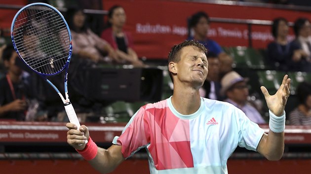 Tom Berdych bhem prvnho kola na turnaji v Tokiu.