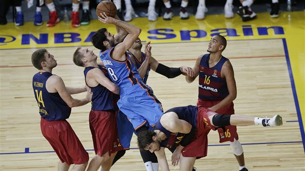 lex Abrines (v modrm) z Oklahoma City zakonuje na ko svch bvalch spoluhr z Barcelony.