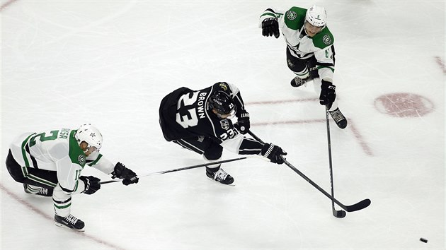 Radek Faksa (vlevo) a Julius Honka z Dallasu atakuj Dustina Browna z LA.