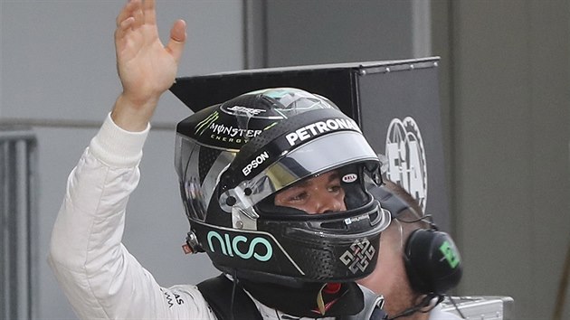 Nico Rosberg z Mercedesu se raduje z vhry v kvalifikaci na VC Japonska.