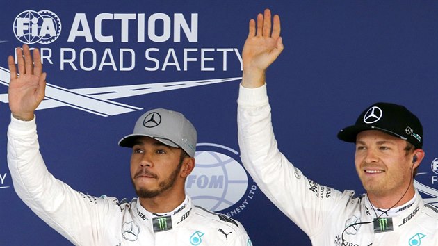 Lewis Hamilton (vlevo) a Nico Rosberg po kvalifikaci v Japonsku