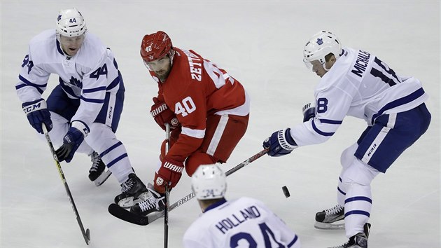 Henrika Zetterberga z Detroitu obklopili torontt  Morgan Rielly (44), Milan Michlek (18) a Peter Holland (24).