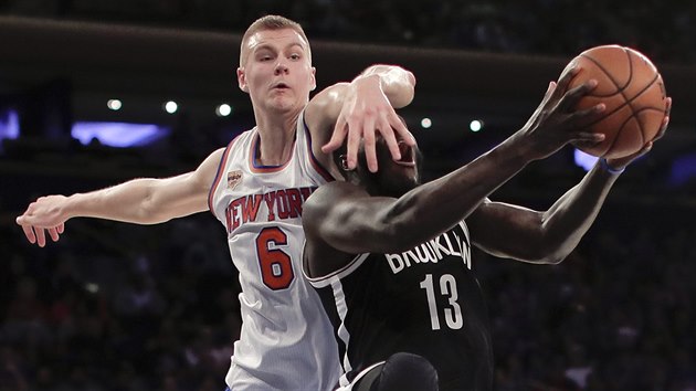 Anthony Bennett (vpravo) z Brooklynu schytal rnu od Kristapse Porzingise z New Yorku.