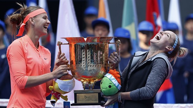 Lucie afov (vlevo) a Bethanie Mattekov-Sandsov se raduj z deblovho titulu z Pekingu.