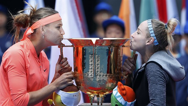Lucie Šafářová (vlevo) a Bethanie Matteková-Sandsová líbají pohár pro vítězky čtyřhry v Pekingu.