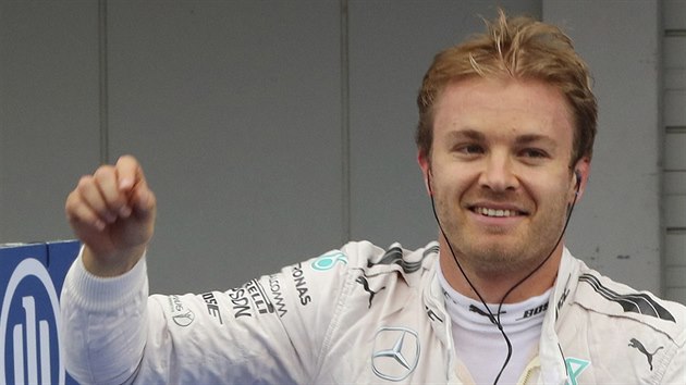 Nico Rosberg z Mercedesu se raduje z výhry ve Velké ceně Japonska F1.