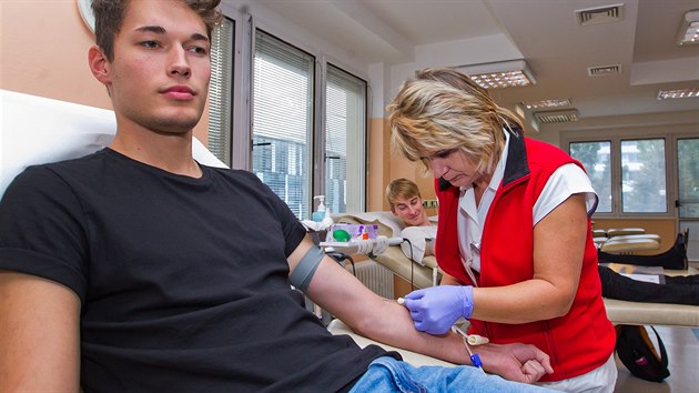 Studenti hradeckho Gymnzia Boeny Nmcov byli poprv darovat krev (5.10.2016).