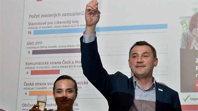 Martin Půta se svojí manželkou slaví vítězství v krajských volbách ve volebním štábu Starostů pro Liberecký kraj.