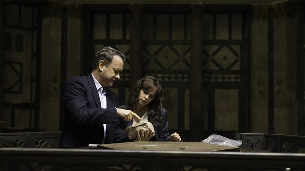 Tom Hanks a Felicity Jonesová v hlavních rolích filmu Inferno