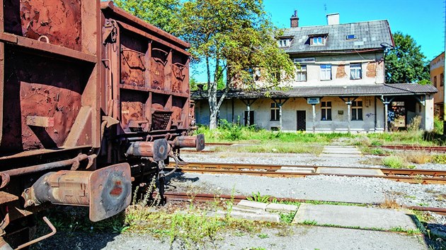 Staré nádraží. V roce 1882 začala fungovat jednokolejná trať z Nuslí, která sloužila hlavně k dopravě řepy do cukrovaru. Nádraží se nepoužívá, ale zachovala se jeho budova i osm kolejí.