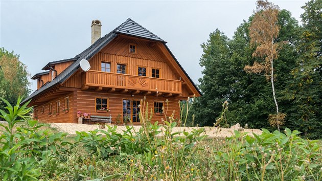 Dřevo na stavbu domu je místní, Oldřich ho sám vybral, vytěžil, převezl a nařezal. 