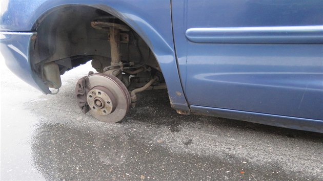 Z automobilu se uvolnilo lev pedn kolo, kter pot tce zranilo chodkyni.