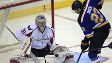 Philipp Grubauer v brance Washingtonu zasahuje proti st�ele Dmitrije Ja�kina ze...