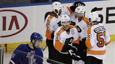 Jakub Vorá�ek (druhý zprava) z Philadelphie p�ijímá od spoluhrá�� gratulace ke...