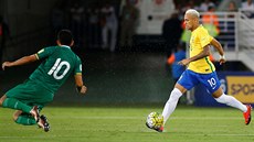 Brazilská hvězda Neymar zakončuje při utkání s Bolívií. Do cesty mu skáče...