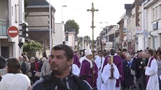 Rouenský arcibiskup Dominique Lebrun vede procesí na památku zavradného knze...