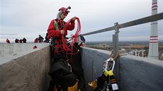 Aktivisté z ekologické organizace Greenpeace obsadili chladicí věž elektrárny...