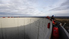 Aktivisté z ekologické organizace Greenpeace obsadili chladicí věž elektrárny Chvaletice 3.října 2016. Nyní zaplatili škodu přes 400 tisíc korun, kterou jim vlastník elektrárny fakturoval. 
