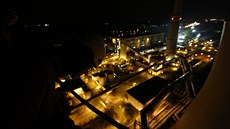 Aktivisté z ekologické organizace Greenpeace obsadili chladicí věž elektrárny Chvaletice 3.října 2016. Nyní zaplatili škodu přes 400 tisíc korun, kterou jim vlastník elektrárny fakturoval. 