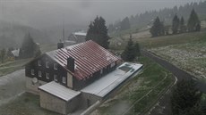 Pec pod Sn�kou ráno pokryl popra�ek sn�hu (5.10.2016)