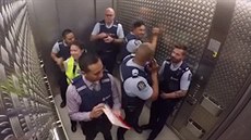 Stráníci Nového Zélandu se rozvánili ve výtahu