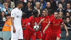 Fotbalisté Liverpoolu se radují ze vst�elené branky na h�i�ti Swansea.