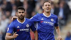 Útoník Chelsea Diego Costa a záloník Nemanja Mati po druhém gólu do sít...