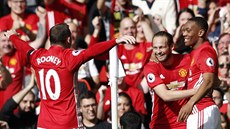Fotbalisté Manchesteru United oslavují gól Anthonyho Martiala (vpravo).