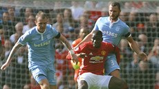 Paul Pogba z Manchesteru United v souboji proti dvma hrám Stoke.