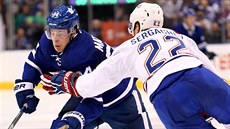 Auston Matthews (v modrém) je faulován Michajlem Sergaevem v pípravném utkání...