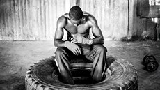 Chybí jim dostatek rukavic, bot, bandá�í. Jejich t�locvi�na je uprost�ed bídy,...