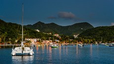 Večerní pohled z paluby lodi v zátoce Grande Anse d'Arlet na Martiniku