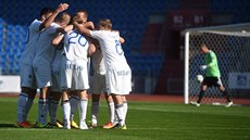 Fotbalisté Baníku Ostrava oslavují gól v utkání proti eským Budjovicím, které...