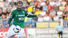 Jablonecký zálo�ník Tomá� Hübschmann st�ílí na bránu v utkání proti Zlínu.