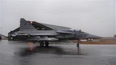 Letoun Gripen eských vzduných sil opoutí ped startem úkryt na Islandu