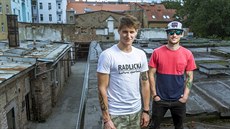 Zachránci opu�t�ných míst Luká� ��árský (vlevo) a Jakub Zajíc na st�e�e...