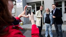 Lidé se fotí s kandidátem na senátora za Prahu 6 Frantikem uasem Stárkem....
